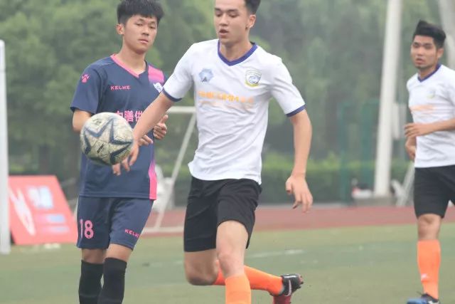 西甲-莱万帽子戏法 巴萨3-0战胜阿拉维斯